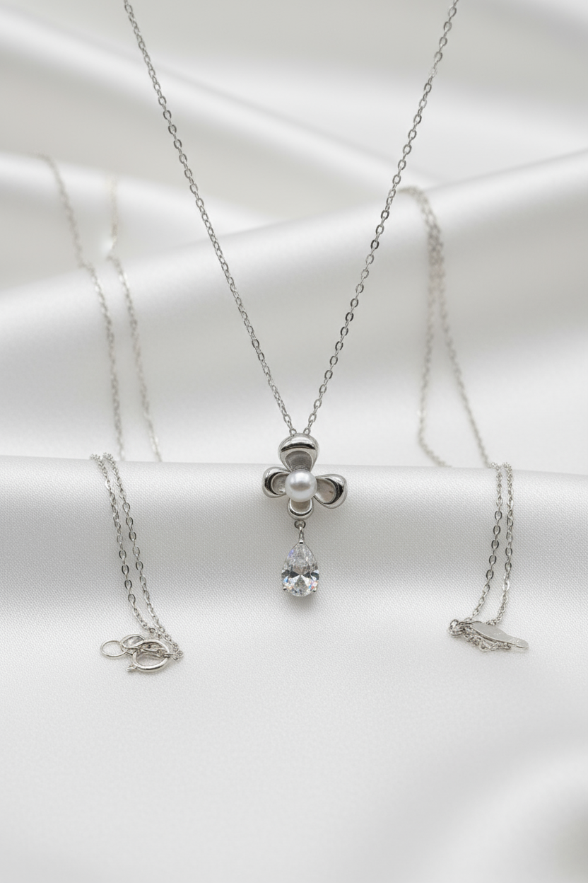 Silver pendant necklace